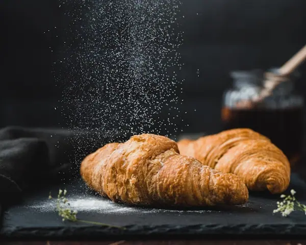 Croissants feuilletés dorés sur une plaque de cuisson