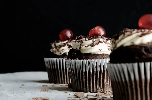 Boulanger en train de pétrir la pâte à pain dans le fournil