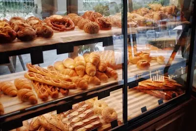 Devanture d'une boulangerie française traditionnelle